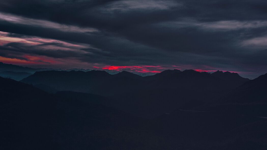 丘陵山脉日落美景，深色天空4K超清壁纸，3840x2160高清分辨率，免费下载！
