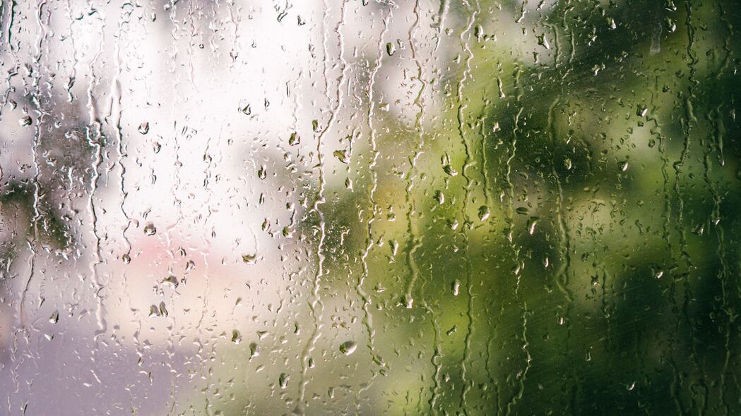 玻璃水滴雨景，超清4K壁纸，宏观视角下的自然之美，3840x2160高清背景图片，一键下载