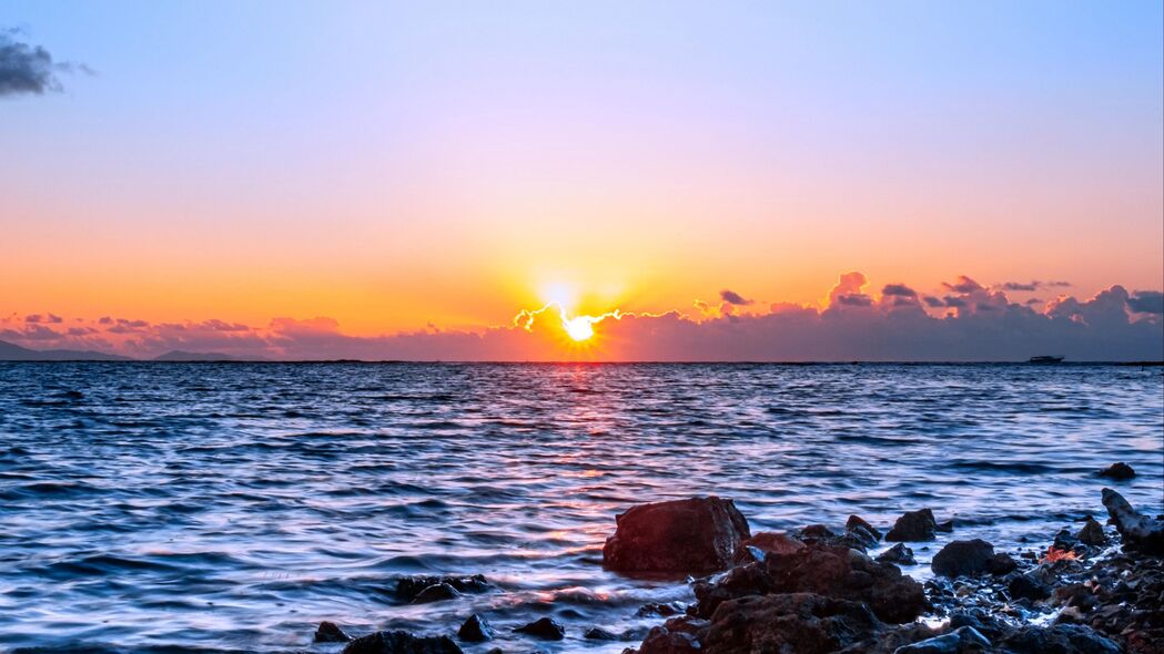 大海日落美景，太阳余晖洒落石头，绚丽地平线4K壁纸，高清3840x2160风景图片，免费下载
