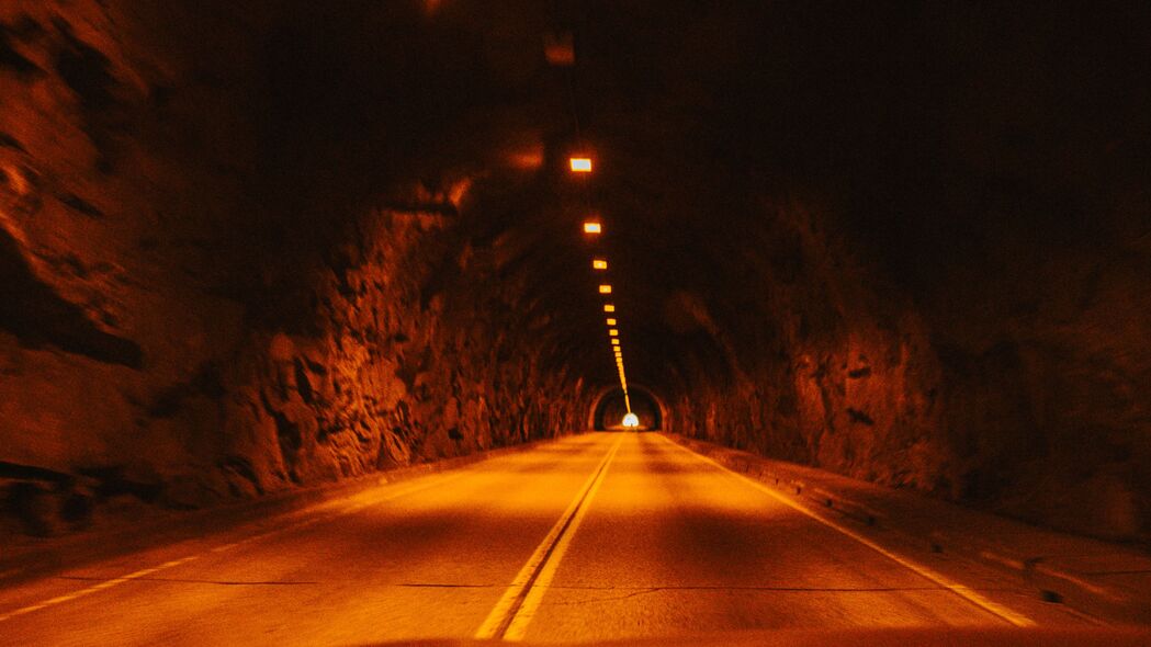 隧道道路标记，距离感尽在眼前！精选4K高清壁纸，3840x2160分辨率，展现细腻画质。下载背景图片，让您的屏幕焕然一新！