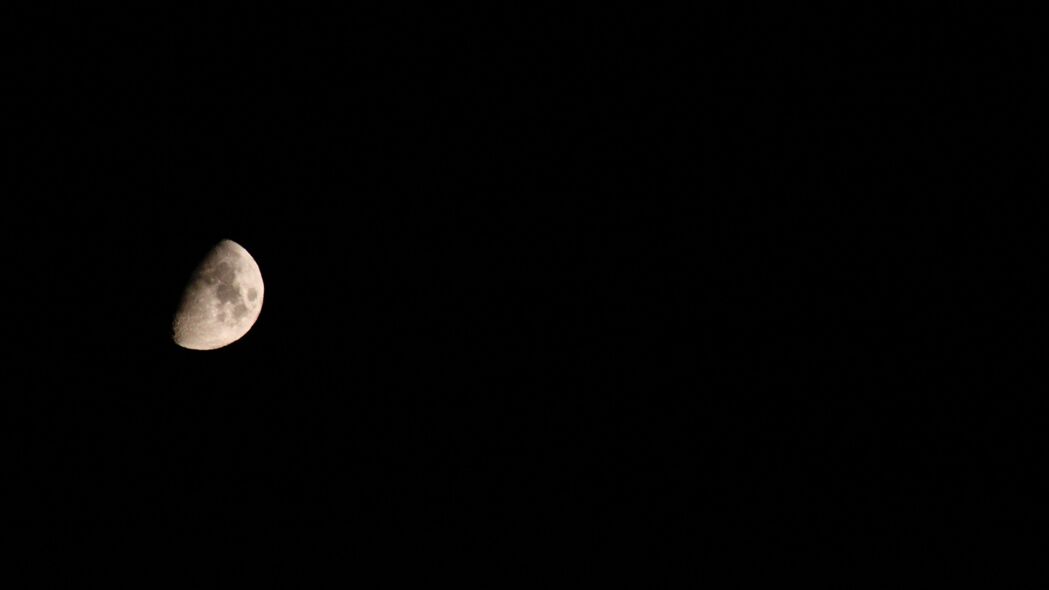 【绝美高清】月亮阴影下的黑色夜晚天空，4K超清壁纸，3840x2160分辨率，免费下载