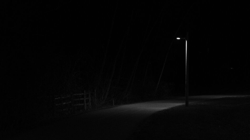 夜幕下的黑白灯笼大道，4K超清发光壁纸，高清3840x2160分辨率，精美下载