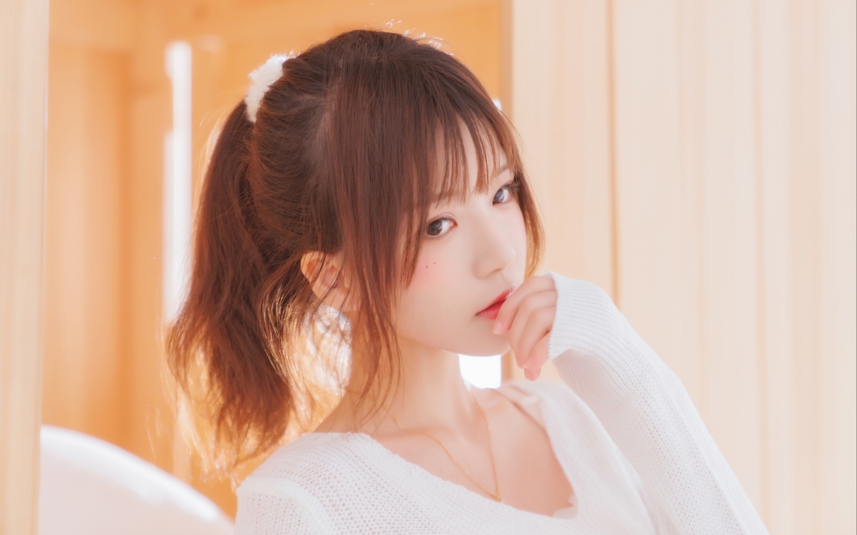白色毛衣马尾辫美女，超高清4K壁纸，3840x2400精美下载