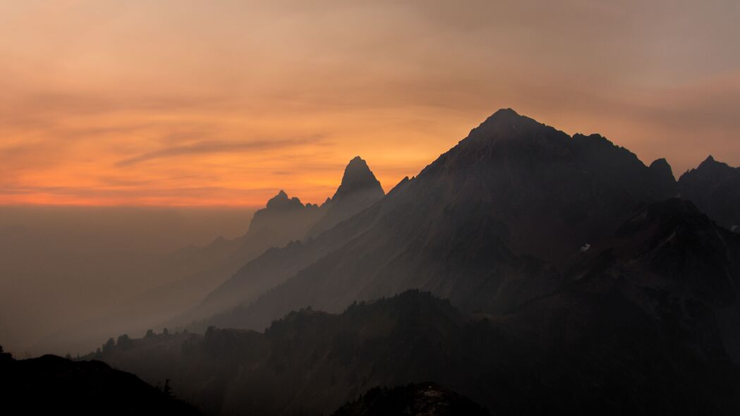 岩石山脉峰峦叠翠，雾锁天空如诗如画——4K高清风景壁纸3840x2160免费下载