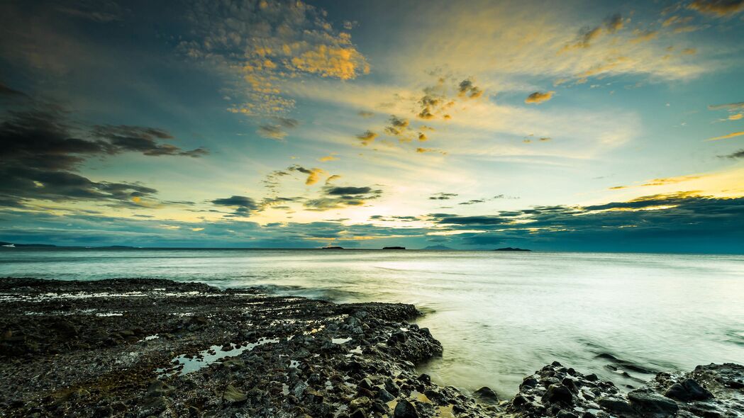 海岸石海天空美景，4K超高清3840x2160壁纸下载，尽享大自然壮丽风光
