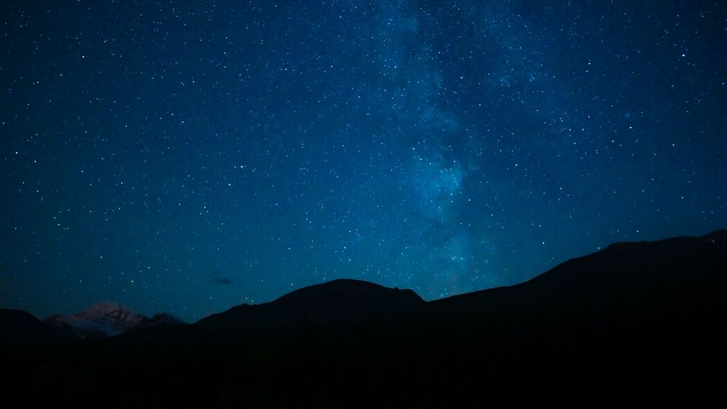 山丘剪影星空，绝美4K高清壁纸，3840x2160分辨率，畅享星空之美
