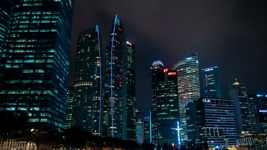 夜城摩天盛景，超高清4K建筑灯光壁纸，3840x2160分辨率精美下载