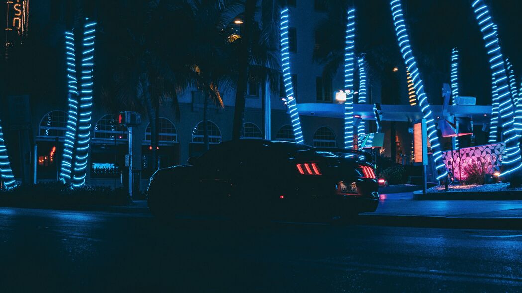 夜城霓虹，棕榈映衬下的炫酷跑车——4K超高清3840x2160汽车壁纸下载