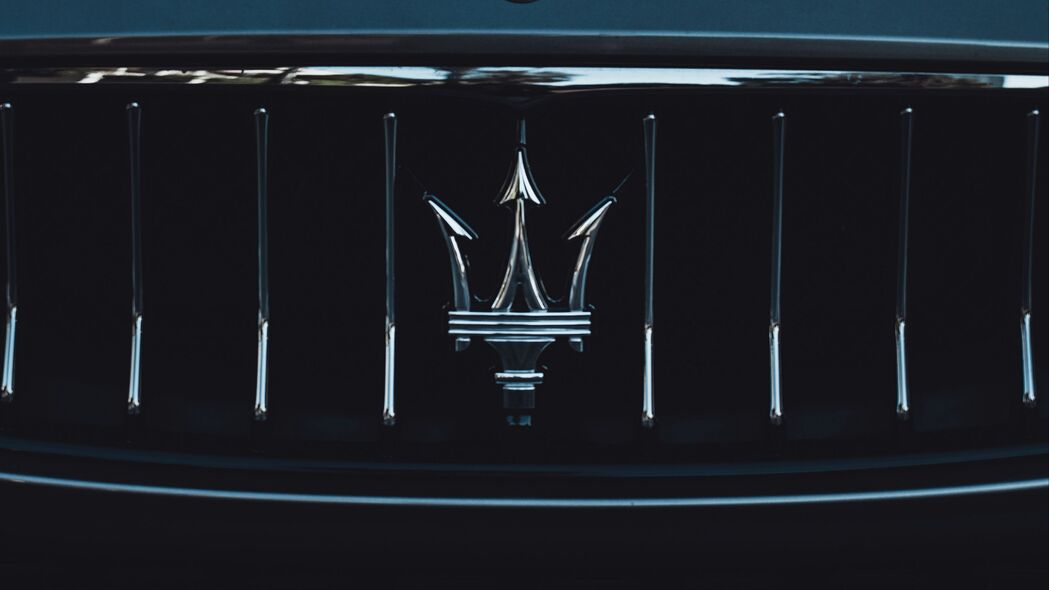 Maserati跑车高清壁纸，保险杠徽标4K细节，3840x2160分辨率免费下载