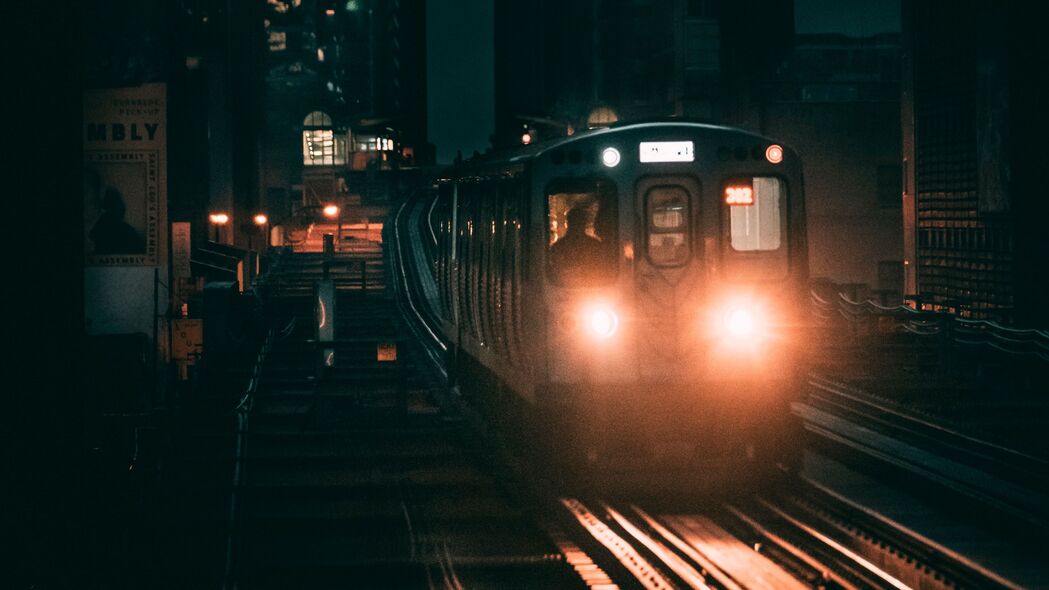 火车穿梭夜城，铁路灯光璀璨——4K高清壁纸，3840x2160分辨率，绝美风景图片等你来下载！