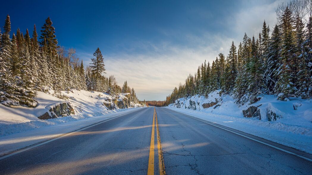 4K雪地道路美景，树木标记点缀，超清3840x2160壁纸免费下载