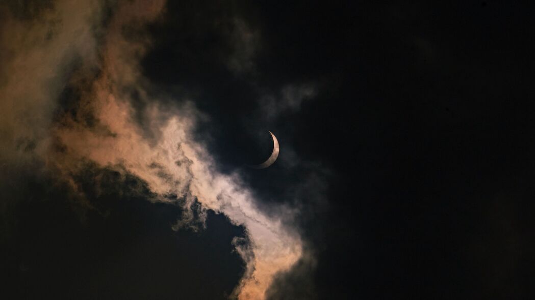 月亮映云夜，昏暗之美，3840x2160高清4K夜晚壁纸，免费下载