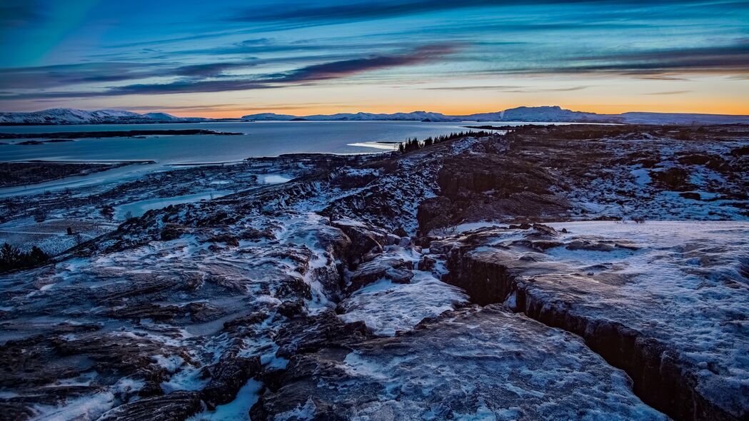 岩石浮雕雪景4K壁纸，高清3840x2160风景图片，免费下载