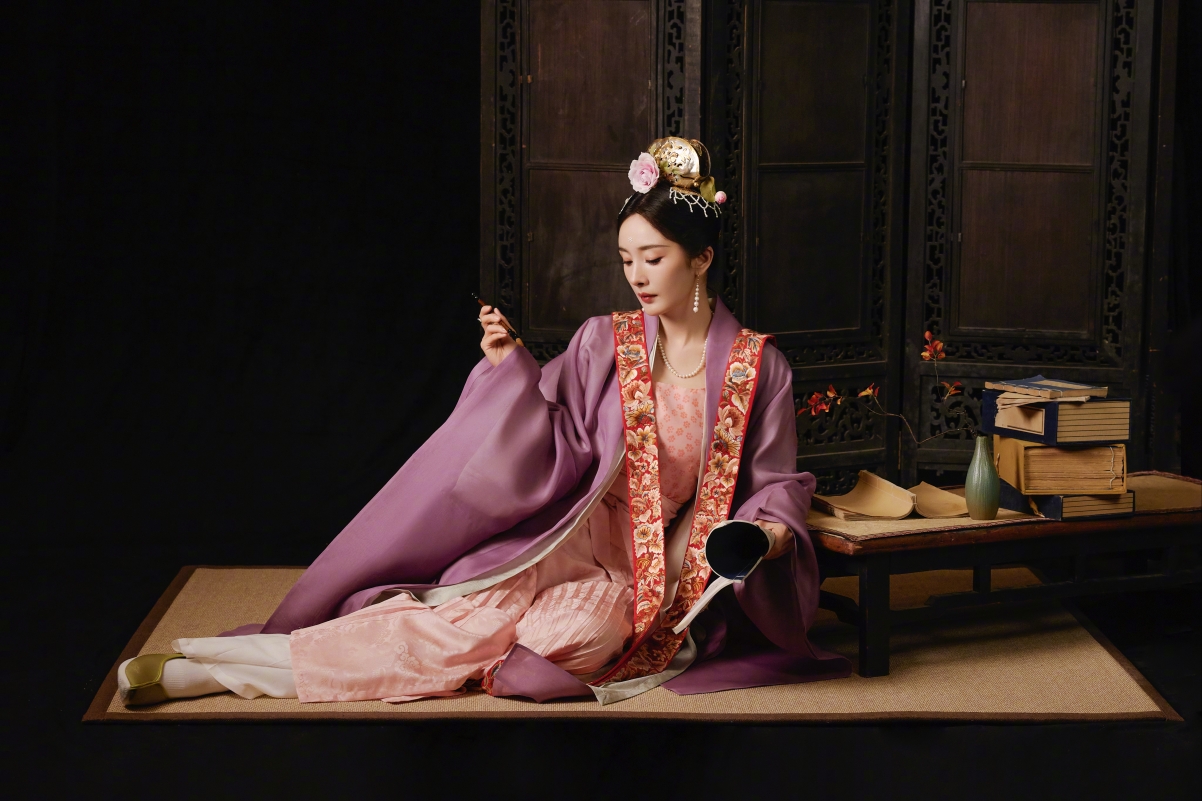 杨幂唐装4K高清壁纸，美女图片精选，4500x3000分辨率，电脑壁纸下载