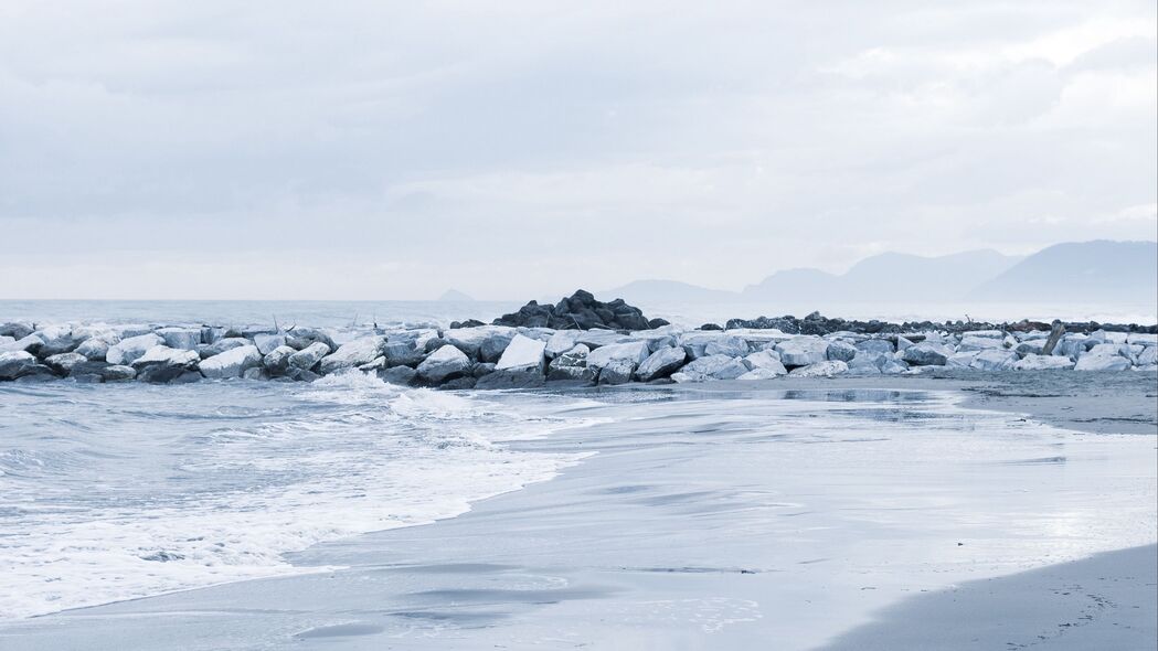 高清4K壁纸，石头海岸冲浪美景，地平线辽阔，3840x2160分辨率畅享大海风情