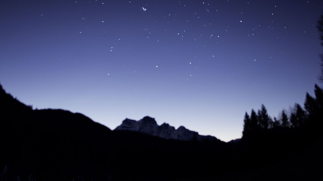 夜晚山脉冰晶星空月亮美景，4K超高清壁纸，3840x2160分辨率，免费下载