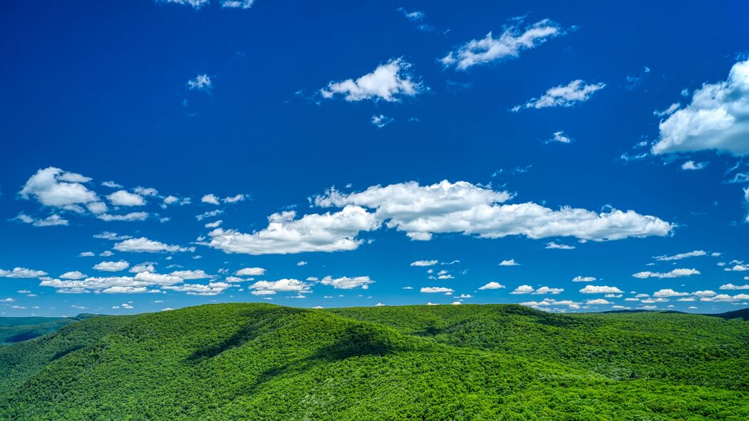 山丘、天空、云彩与树，绝美4K高清壁纸，3840x2160分辨率，免费下载