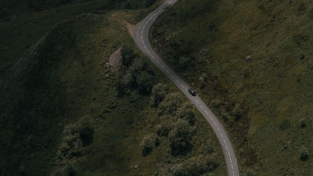 道路蜿蜒树木掩映，4K超清汽车壁纸下载——3840x2160高清风景图片