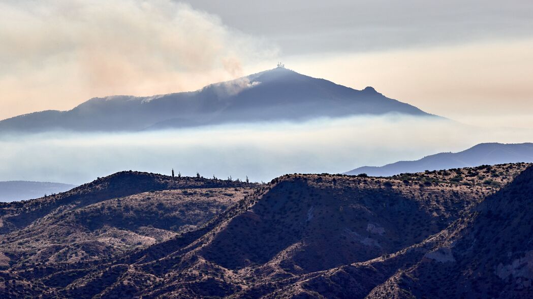 火山峰峦，烟雾缭绕——绝美4K高清风景壁纸，3840x2160分辨率，免费下载！