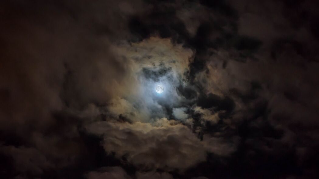 月亮映云夜，深色4K高清壁纸，3840x2160超清画质，绝美夜景一键下载