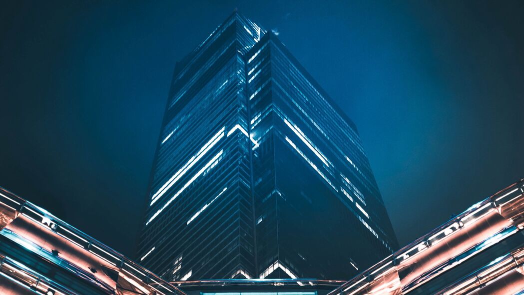 建筑底部夜景4K超高清壁纸，3840x2160精美图片，一键下载