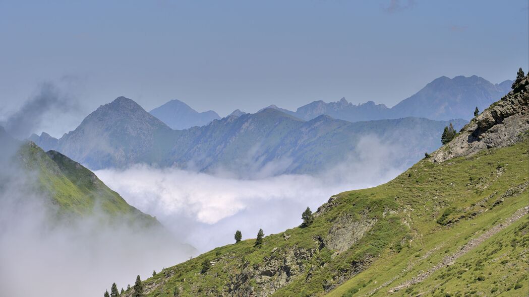 山脉斜坡云端之美，超高清4K壁纸，3840x2160分辨率，精选高清背景图片下载