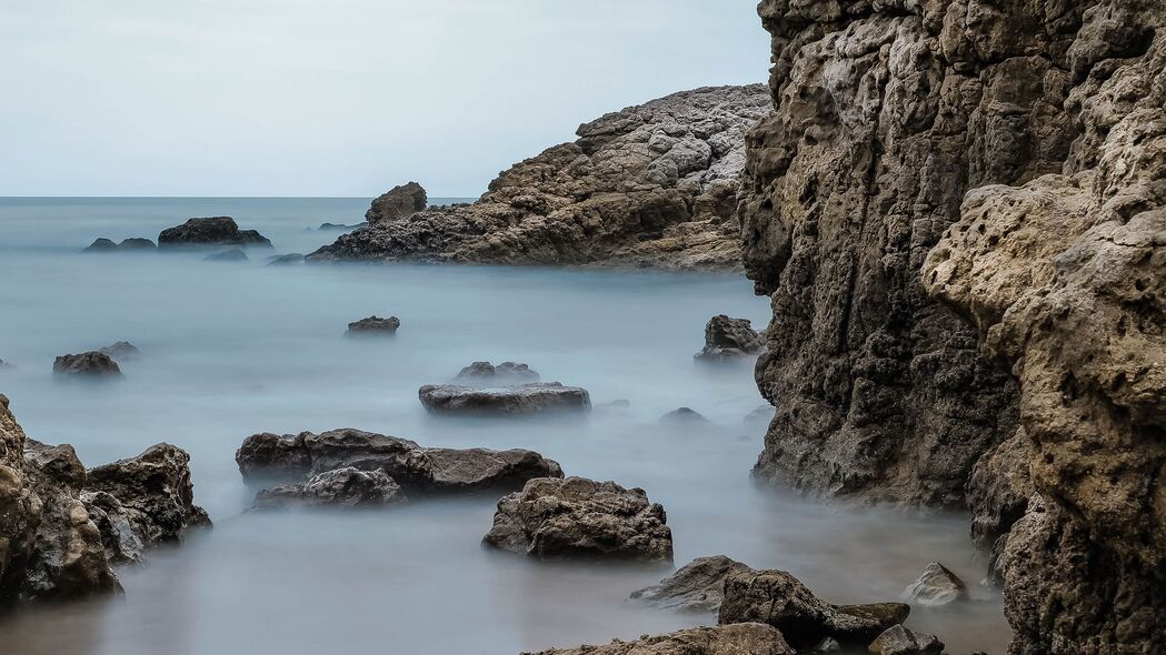 岩石海岸线风光，绝美4K高清壁纸，3840x2160分辨率，下载尽享自然之美