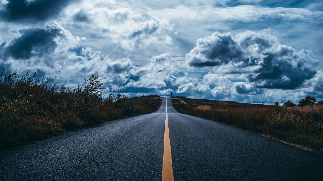 道路标记，距离感映衬天空之美，4K高清壁纸，3840x2160分辨率，绝美风景图片等你来下载！