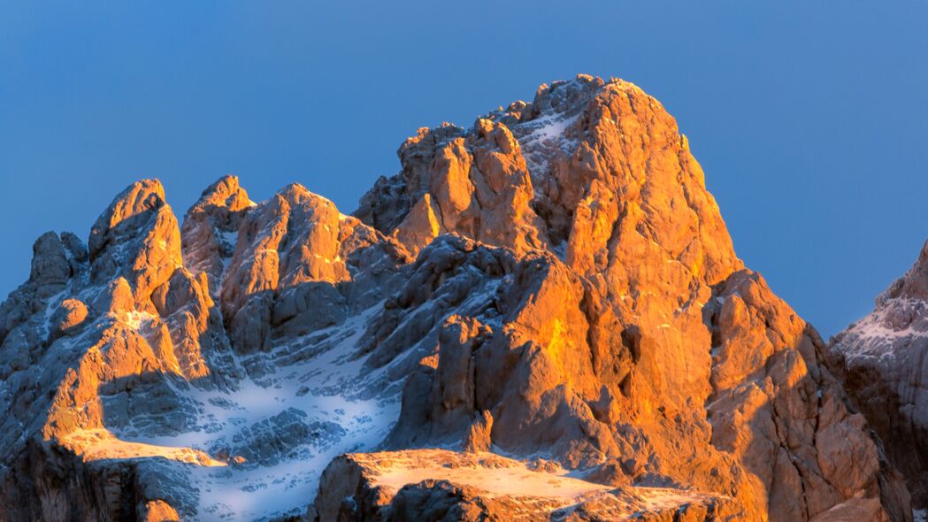 岩石雪山雪景高清4K壁纸，3840x2160分辨率绝美风景图片，一键下载石头画面