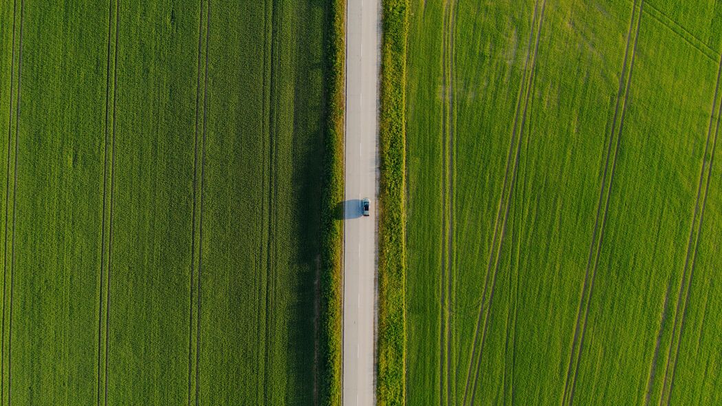 道路驰骋，鸟瞰绿意，4K高清草地汽车壁纸（3840x2160）免费下载