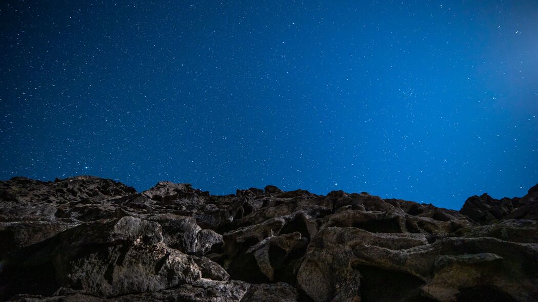 星空岩石，璀璨星夜，4K高清风景壁纸，3840x2160分辨率，石头与星星共舞，夜间美景尽收眼底，一键下载！