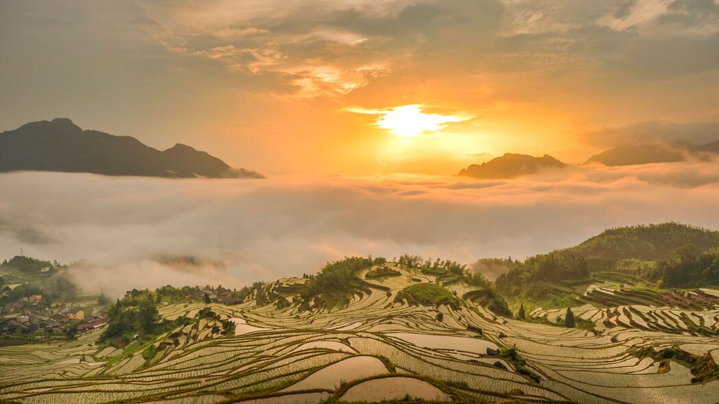 绝美山丘雾霭日落风景，4K超高清壁纸，3840x2160分辨率，免费下载
