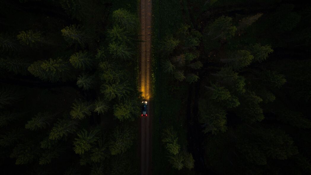 道路绿意盎然，汽车穿梭其间，4K高清鸟瞰壁纸，尽享3840x2160极致视觉盛宴！