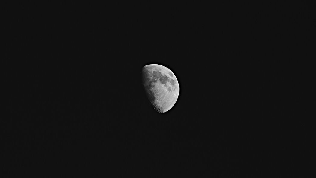 高清月亮夜晚4K壁纸，神秘阴影，深邃黑色，3840x2160超清下载