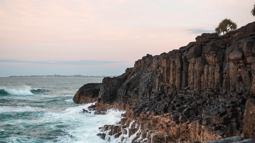 4K超高清海洋风景壁纸，岩石、波浪与地平线之美，3840x2160分辨率免费下载
