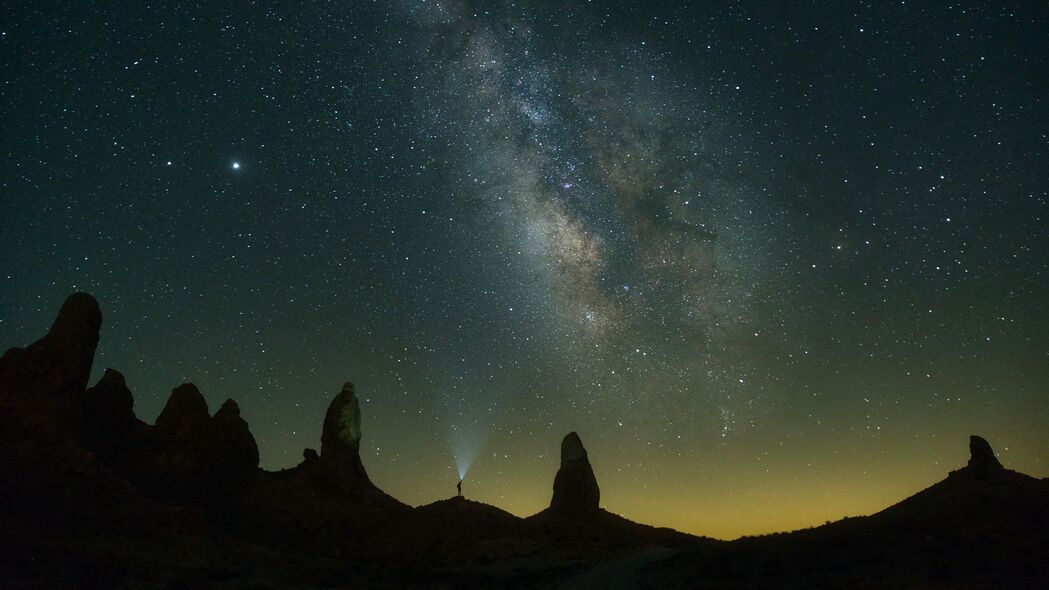 夜晚星空剪影，手电筒照亮岩石，绝美4K壁纸（3840x2160高清下载）