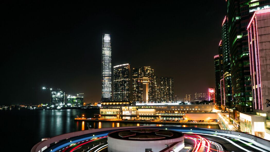 夜城摩天大楼璀璨灯光，4K超高清建筑风景壁纸（3840x2160）免费下载