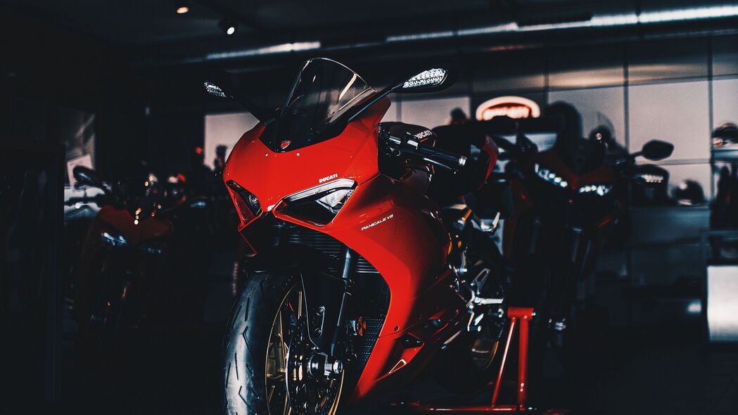 杜卡迪Panigale V2摩托车，炫红大灯4K高清壁纸，3840x2160超清分辨率下载