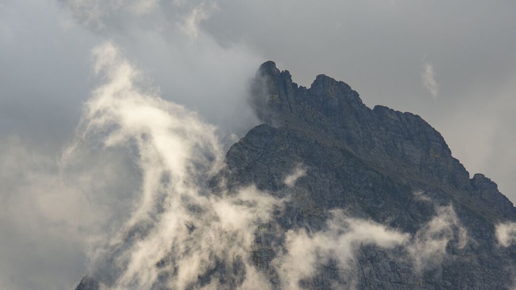 岩石、山峦、雾气与树木，绝美4K高清风景壁纸，3840x2160分辨率，免费下载