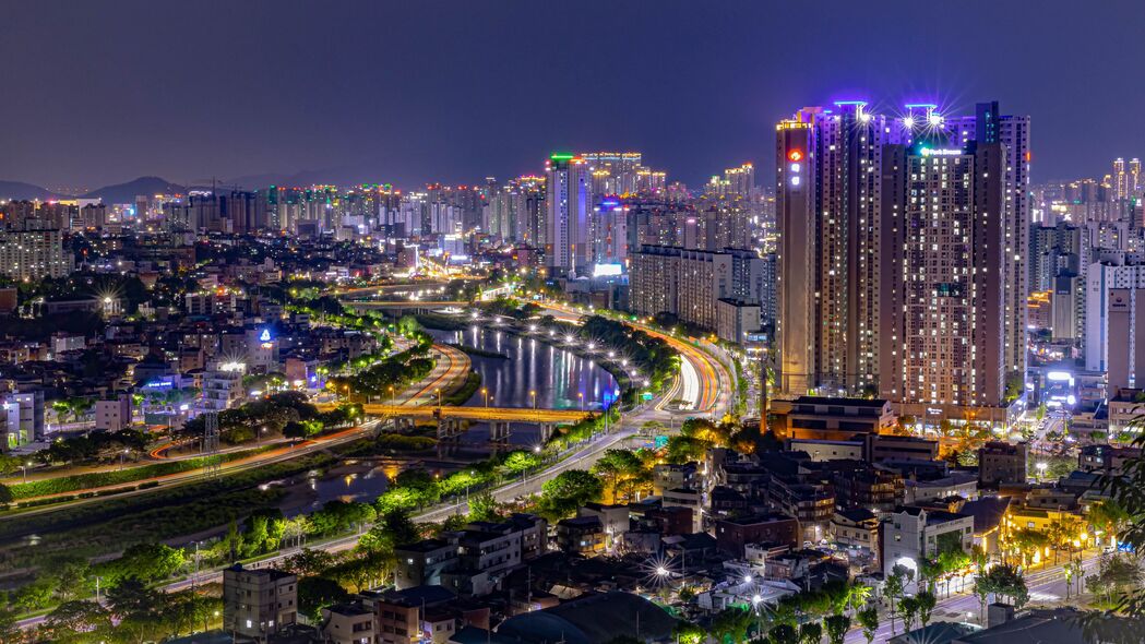 夜城魅影，桥梁横跨河流，璀璨灯光映照建筑之美——4K高清壁纸下载（3840x2160）