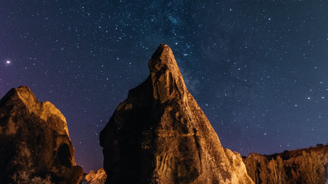 石头岩石与璀璨星空，夜间高清4K壁纸下载（3840x2160）