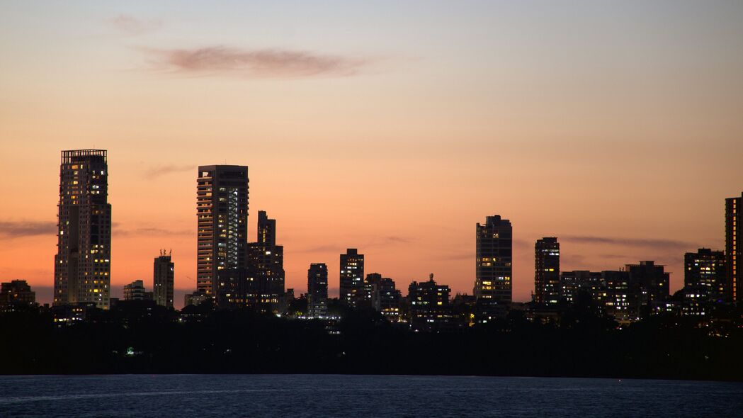 城市天际线，摩天大楼映水影，晚景如画——4K超高清3840x2160壁纸下载