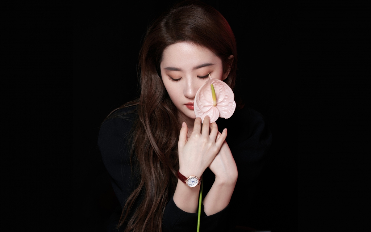 刘亦菲 闭眼唯美瞬间，高清4K黑色背景美女壁纸，3840x2400分辨率畅享下载