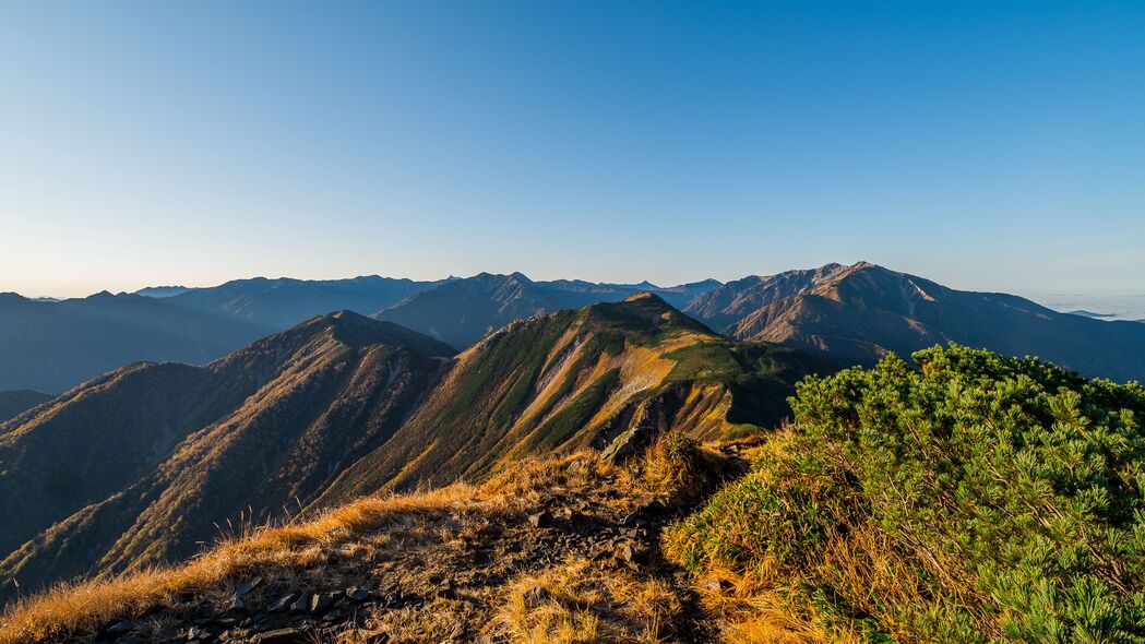 山脉岩石浮雕，灌木丛生的4K超清壁纸，3840x2160高清风景图片，一键下载