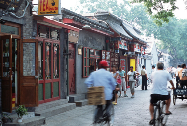北京胡同街道热闹景象，高清PNG透明背景图片，摄影风景素材下载