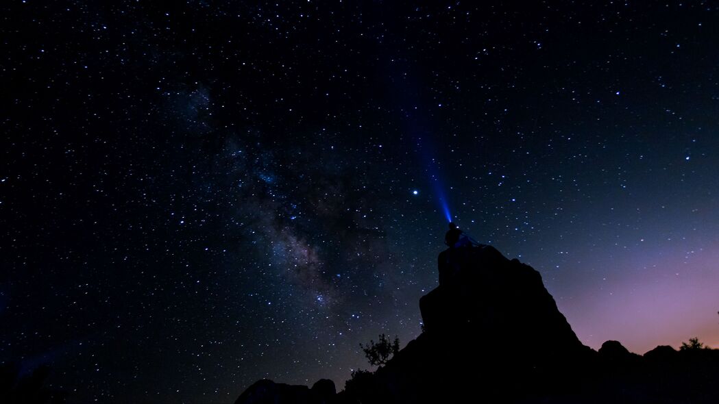 星空剪影，夜晚手电筒照亮的夜光美景，4K高清壁纸3840x2160免费下载