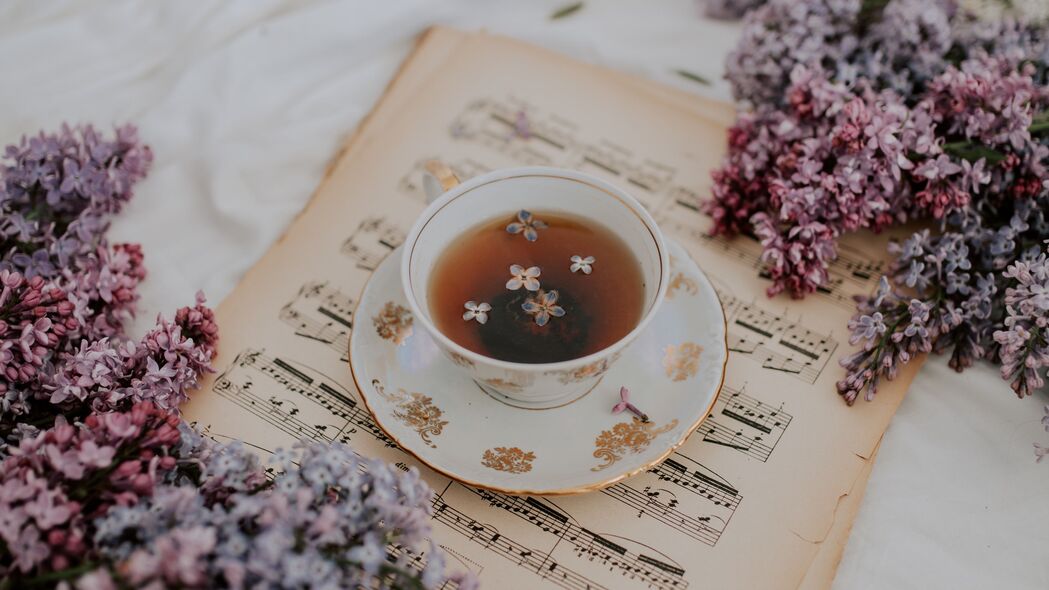 杯茶丁香花静物，绝美4K壁纸，3840x2160高清背景图片，一键下载