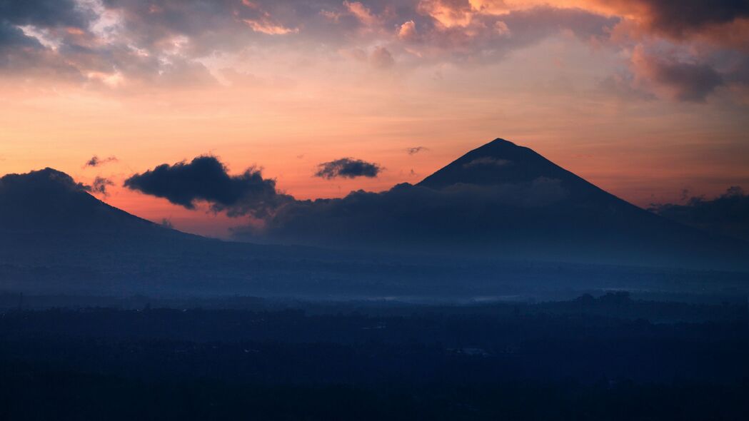 山巅云雾缭绕，黄昏美景尽在眼前——4K高清壁纸，3840x2160分辨率，免费下载！