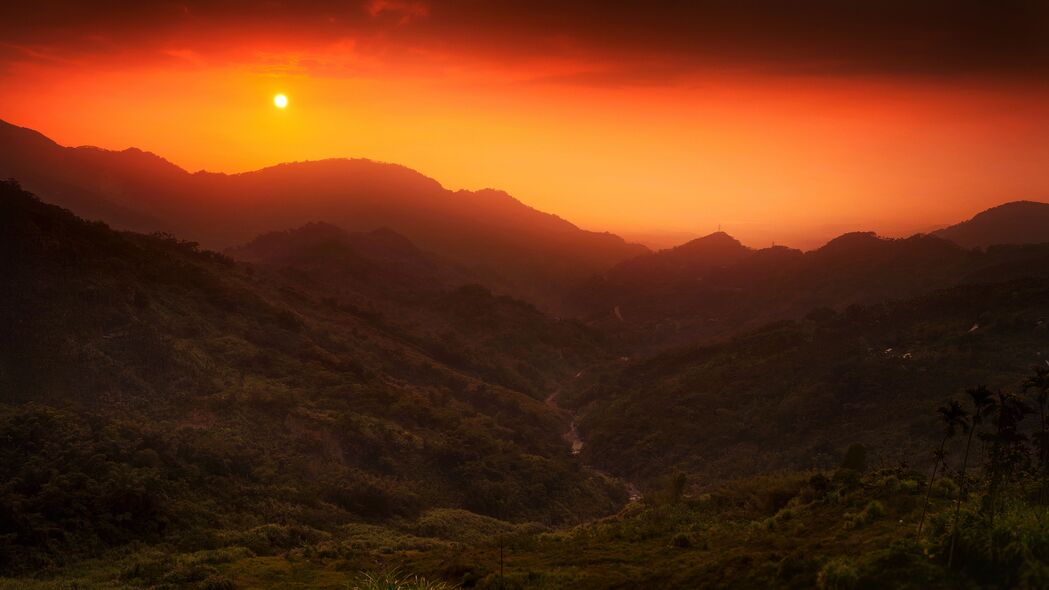 太阳落山丘，灌木映余晖——4K高清风景壁纸，3840x2160超清下载