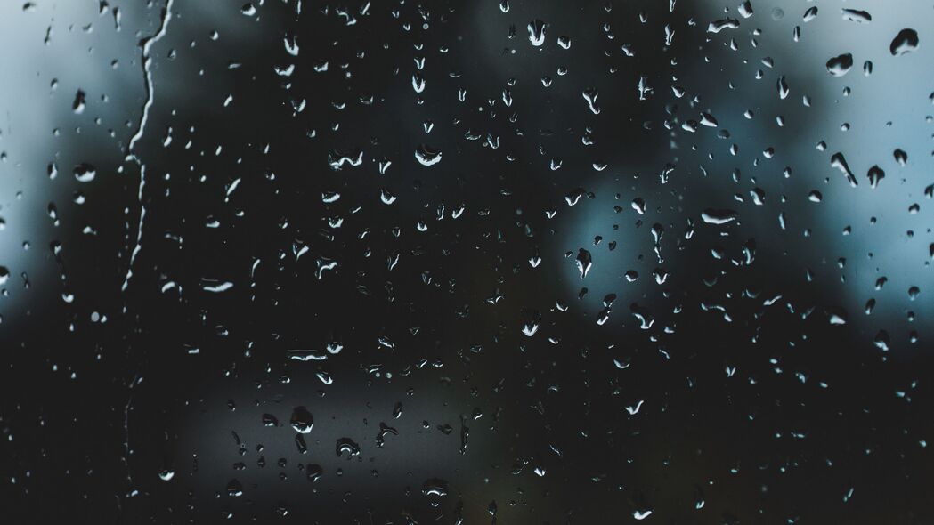 雨滴落在玻璃上的宏观美景，超高清4K壁纸（3840x2160）免费下载